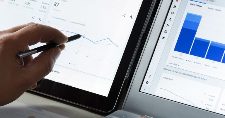 tela de toque do notebook com gráfico de análise de tráfego da web