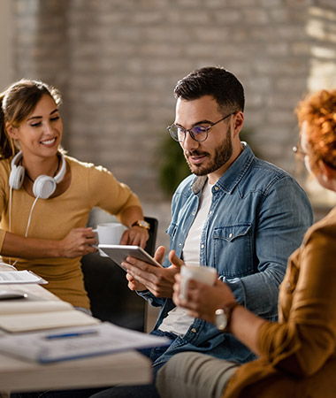Pessoas reunidas no foco de Presença Digital Orgânica para Empresas