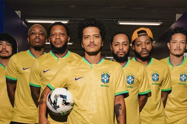 Imagem de Bruno Mars e equipe vestindo camisa do Brasil
