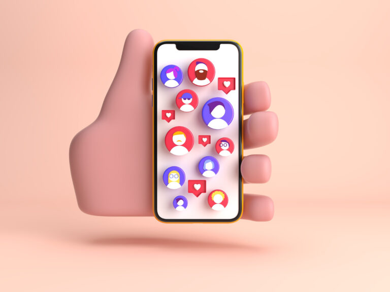 Imagem de um smartphone com várias redes sociais abertas na tela.