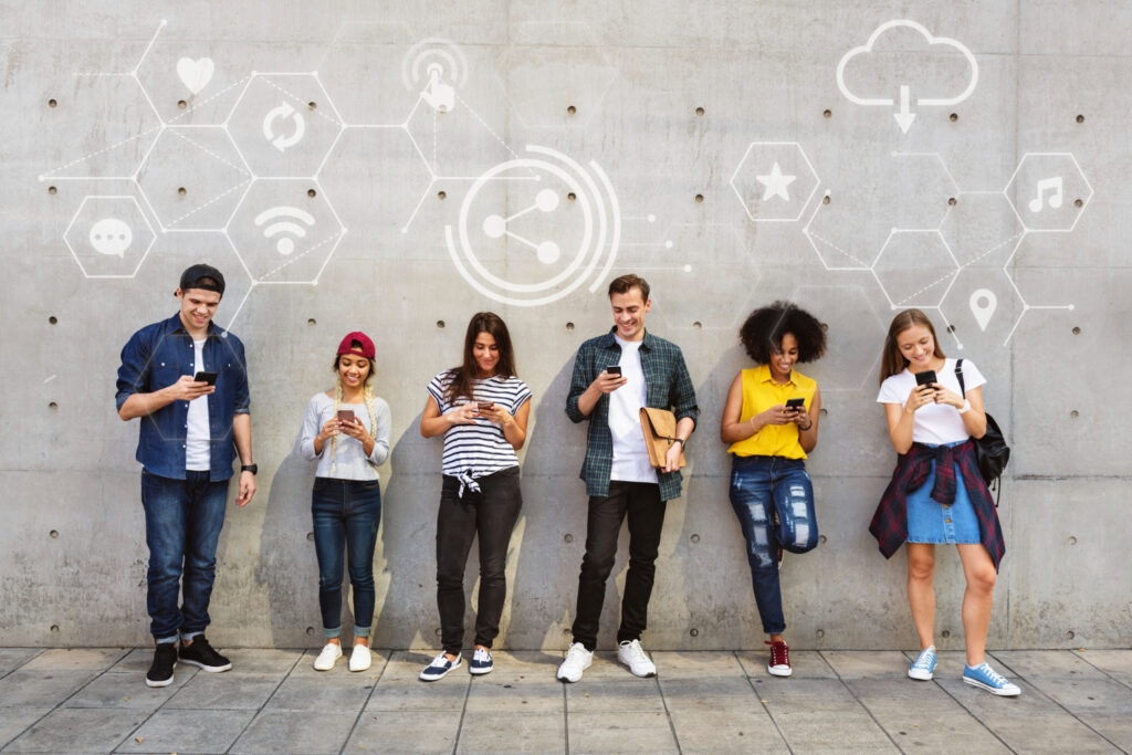 Pessoas jovens utilizando smartphones