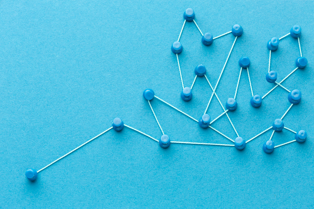 Construindo backlinks: imagem com barbante passando por pontos simbolizando ligações