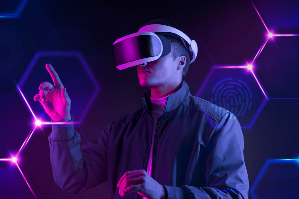 Marketing 6.0: homem usando óculos inteligentes e interagindo com uma tela virtual.