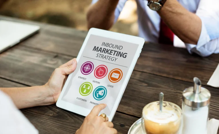 Equipe trabalhando em estratégias de marketing digital. Saiba tudo sobre Empresa de marketing digital