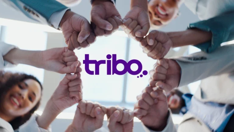 Agência Tribo: equipe unindo as mãos e o novo logo da Agência Tribo no centro