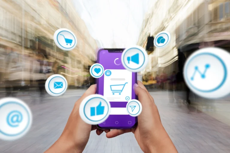 Tela de celular com ícones de vendas online, representando o conceito de plataforma de vendas online para internet.