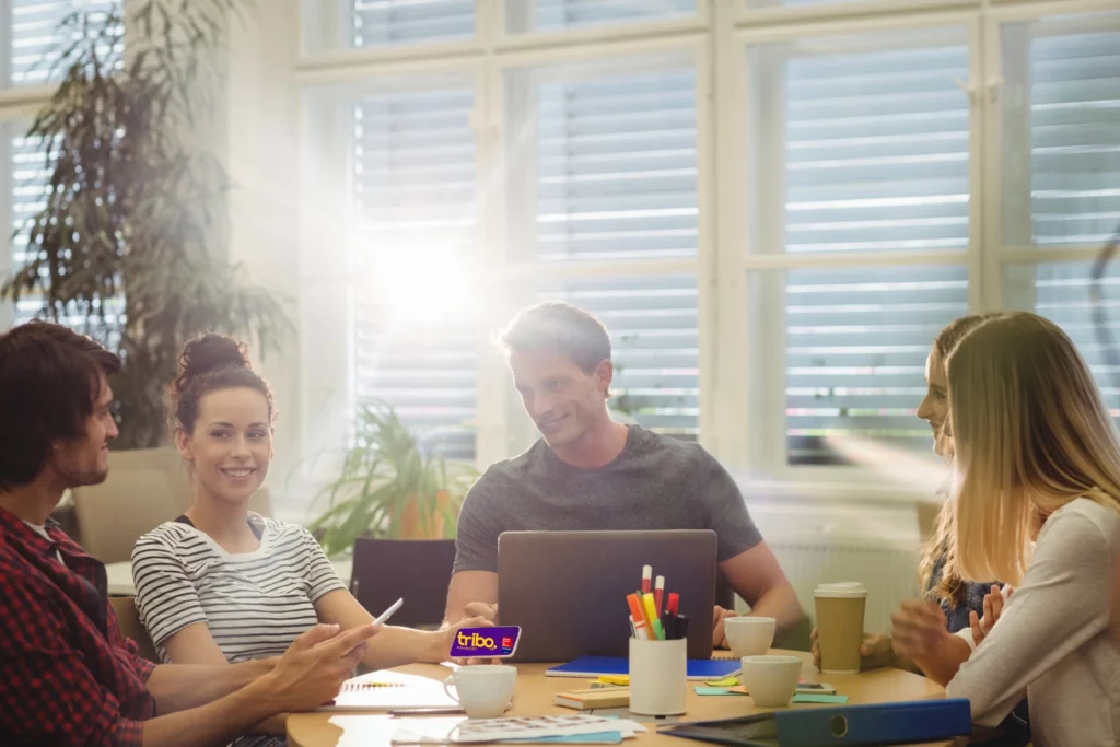 Selo GPTW: imagem de pessoas felizes trabalhando