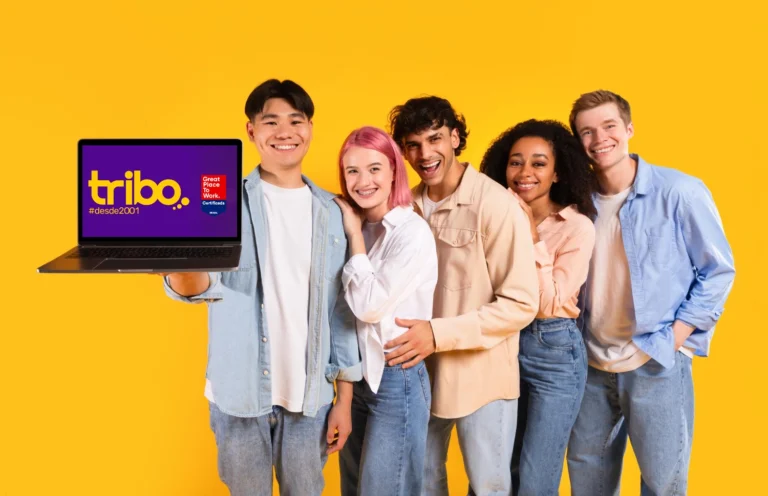 Imagem de pessoas felizes em fundo amarelo, com logo da Agência Tribo e o selo GPTW