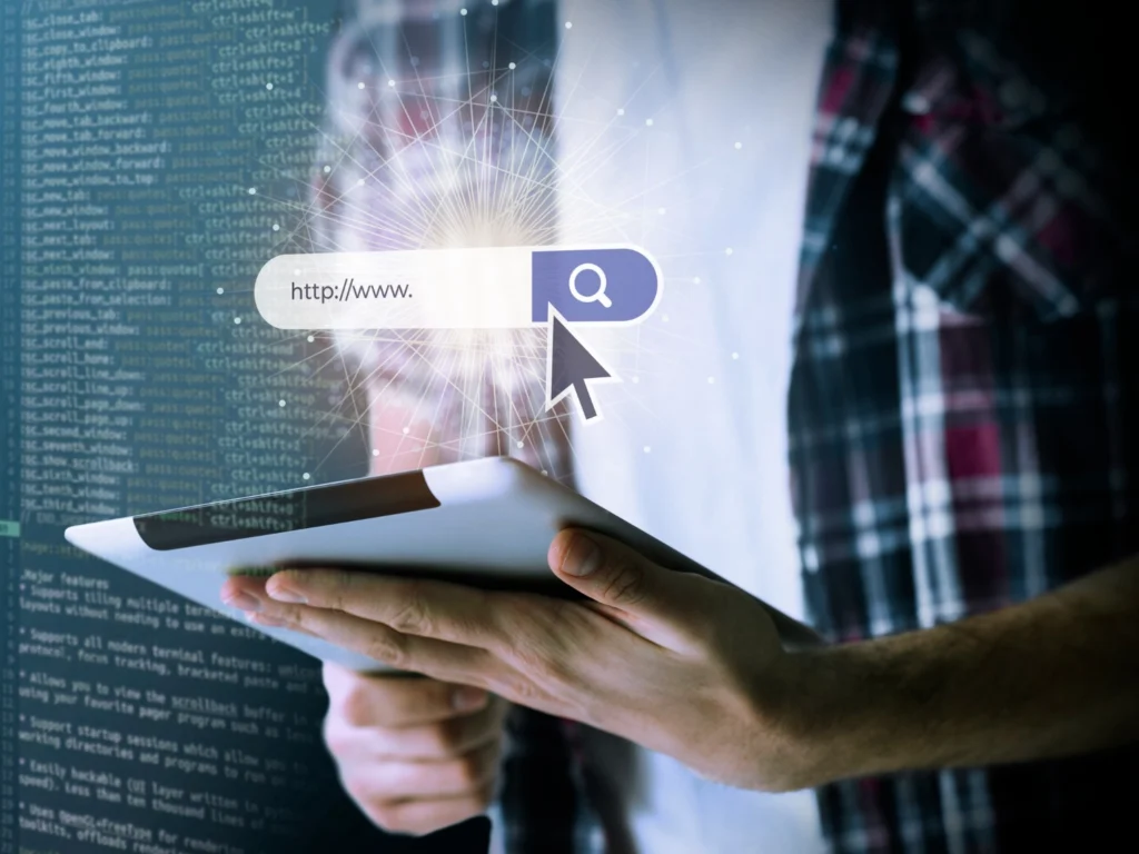 SEO para e-commerce: pessoa usando tablet realizando uma busca