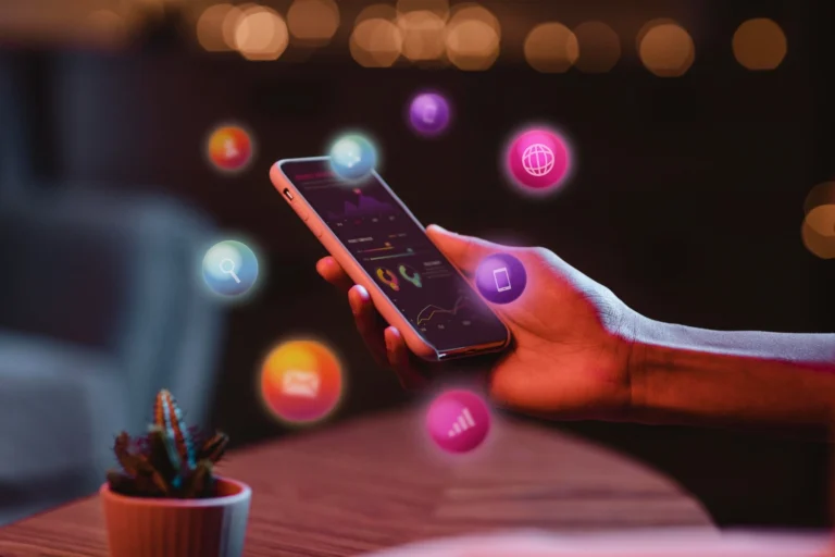 Marketing conversacional: pessoa utilizando smartphone com vários ícones flutuantes