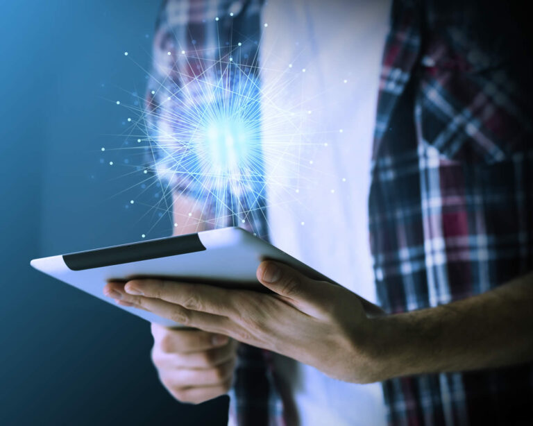 Agentes autônomos: pessoa usando tablet; gráfico saltando da tela, denotando tecnologia