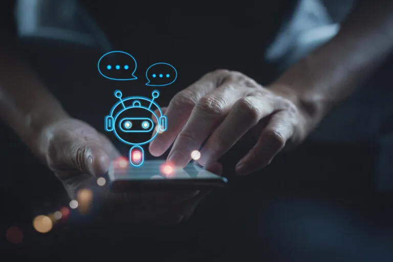Experiência do cliente com chatbots: homem interagindo com chatbot em tela de tablet; ícone de chatbot saltando da tela.