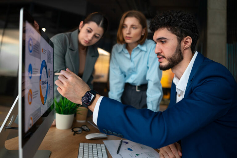 Agência de inbound marketing para empresas: profissionais analisando dados em computador.