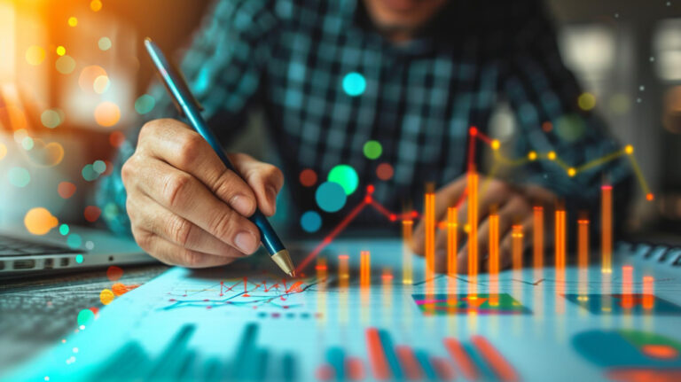 Forecast marketing: pessoa desenhando um gráfico colorido.